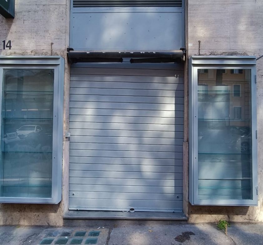Trieste -   1 locali  � 0 NA108