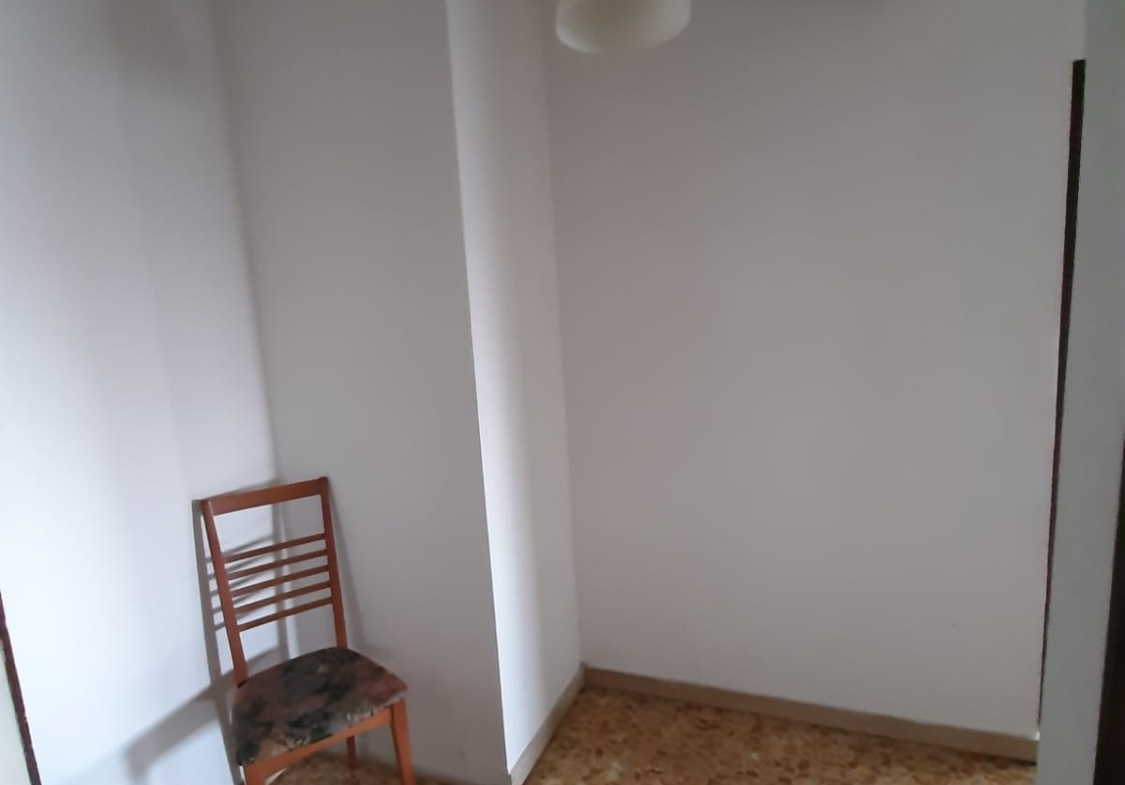 Bologna -   2 locali  � 0 A2156